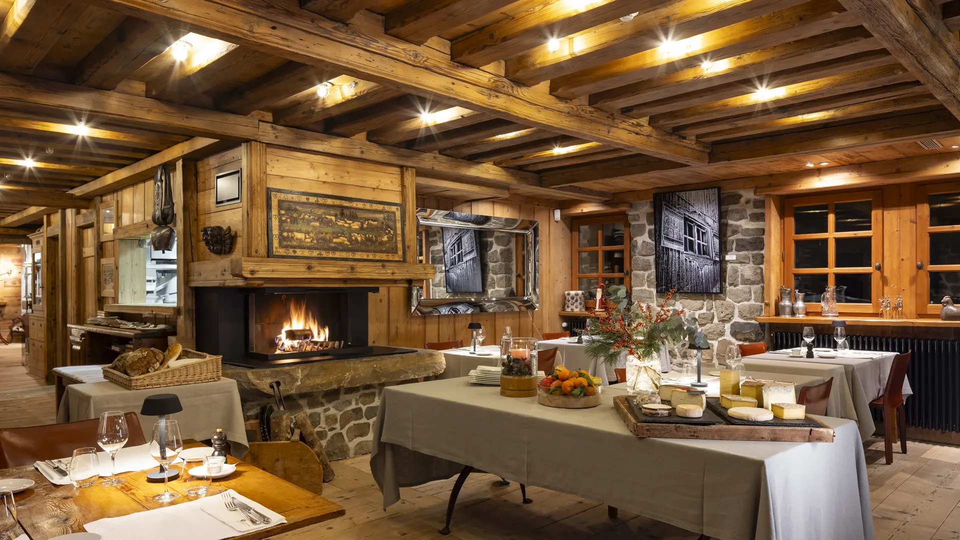 Salle Chaleureuse autour de la Cheminée