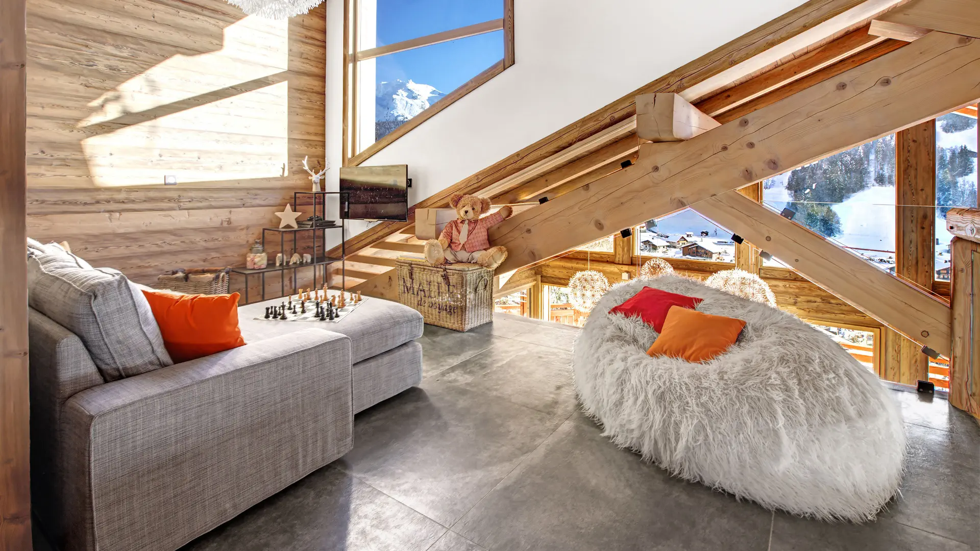 Séjour avec canapés et télévision/Living room with sofas and a television-Chalet Altaï-Le Grand-Bornand