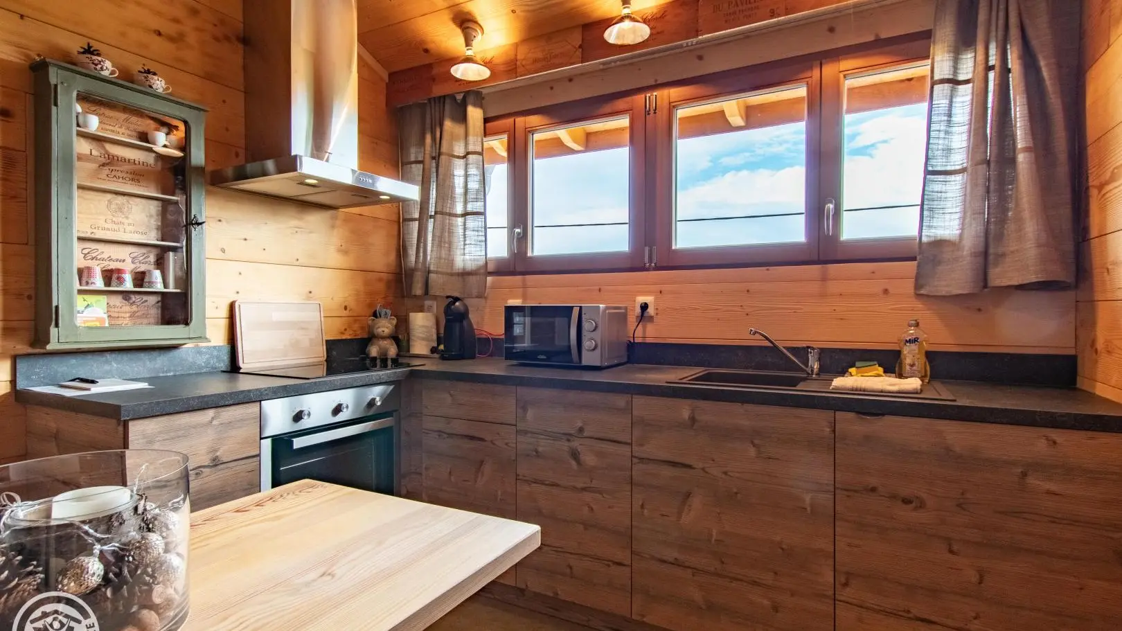 Cuisine intégrée et coin repas