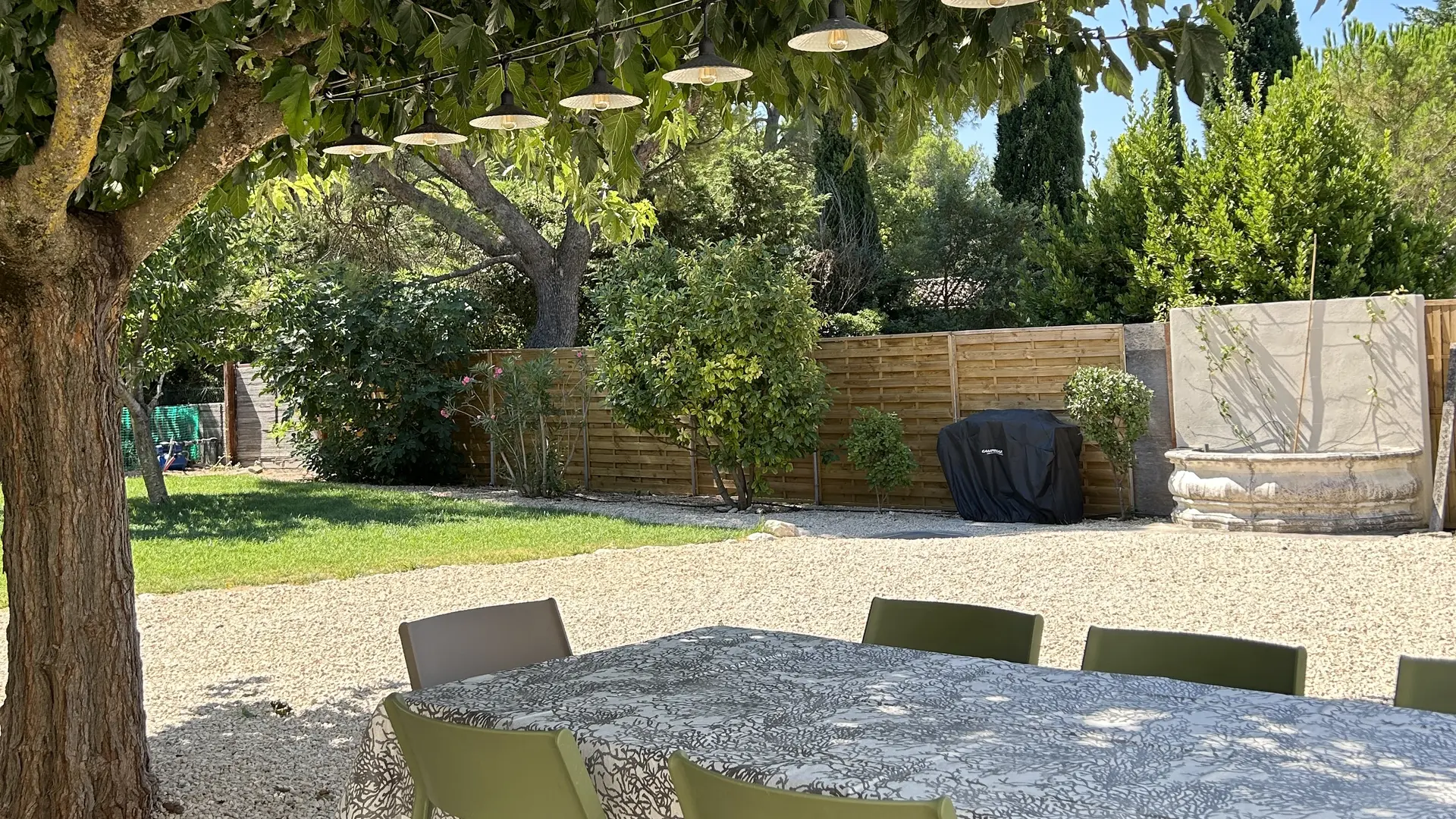 Mas Saint Antoine_L'Isle-sur-la-Sorgue longue table extérieur sous platane