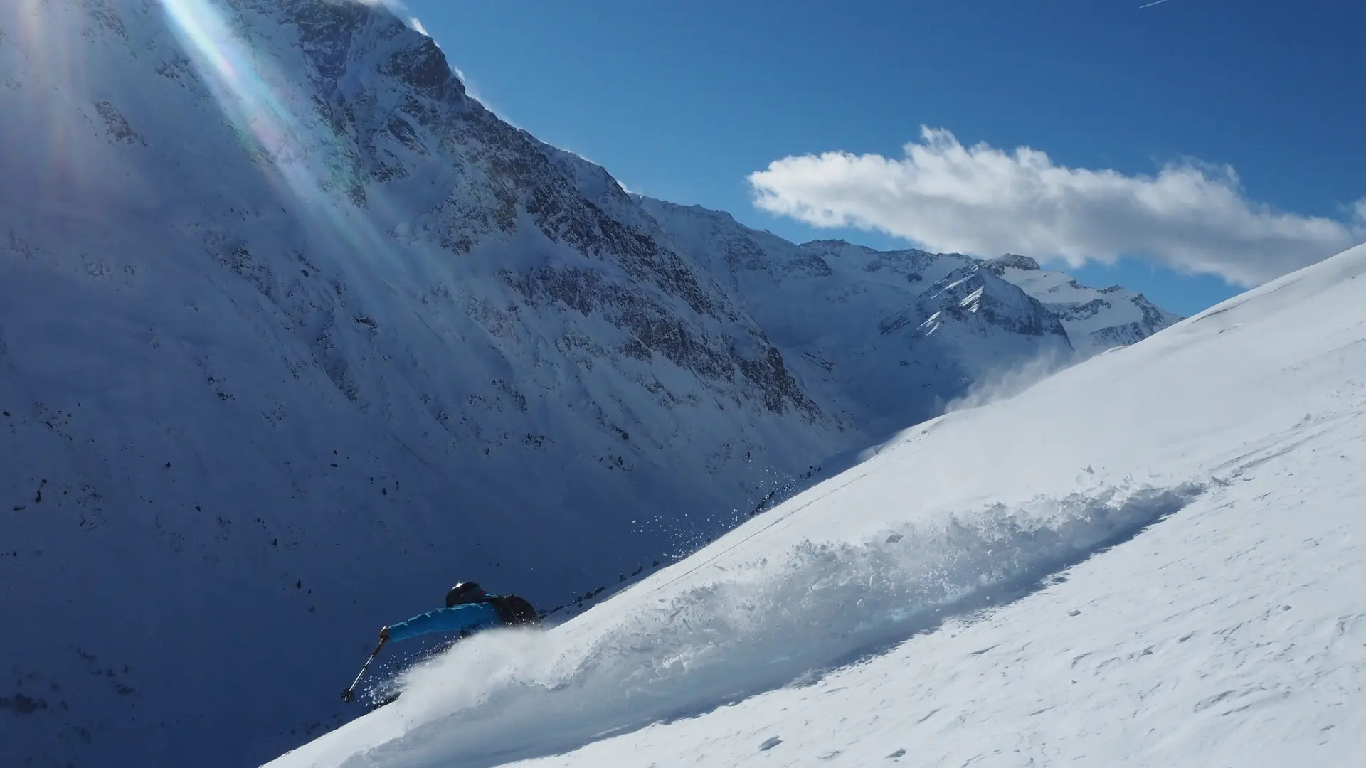 Descente dans la poudreuse en ski de randonnée - La Grave