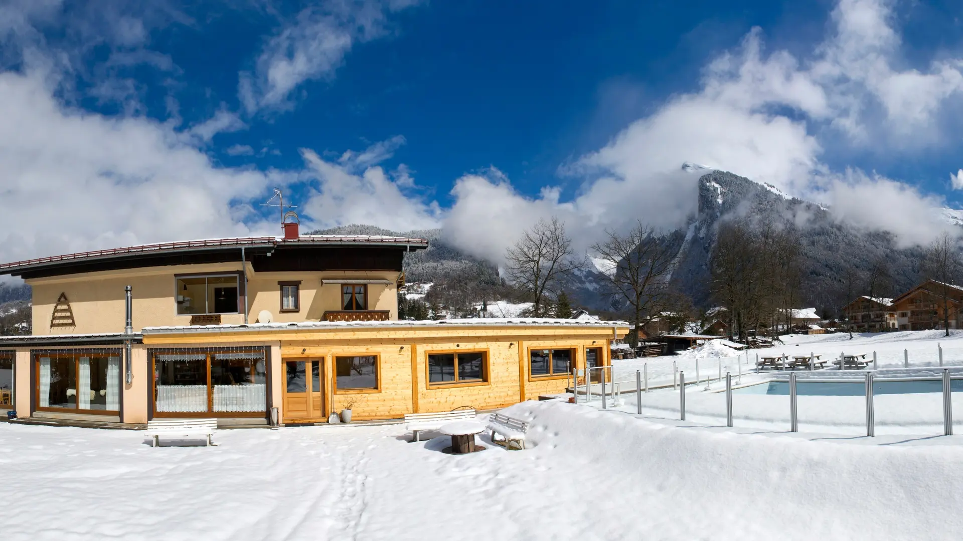 Vue sur la façade depuis le jardin