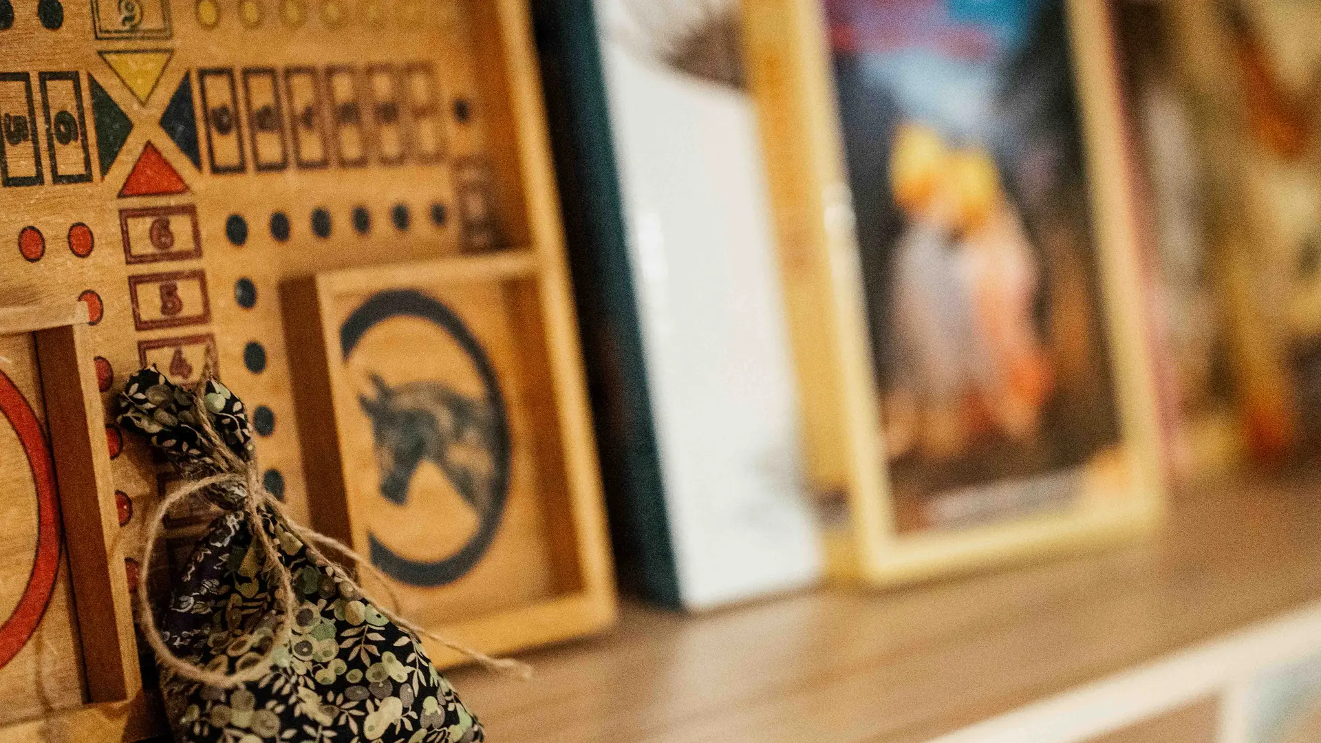 Vieux jeux dans la chambre enfants