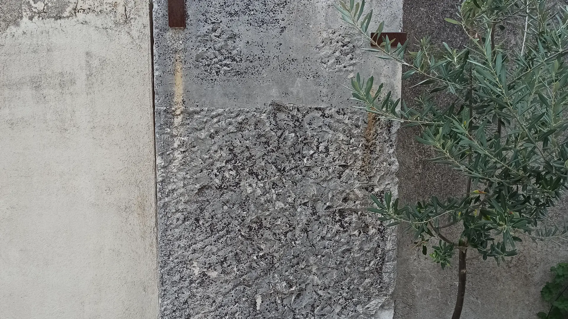 Ancienne pierre funéraire au cimetière de Gassin - https://gassin.eu