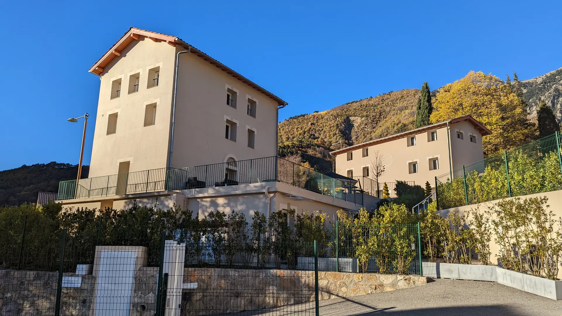Vue résidence depuis parking