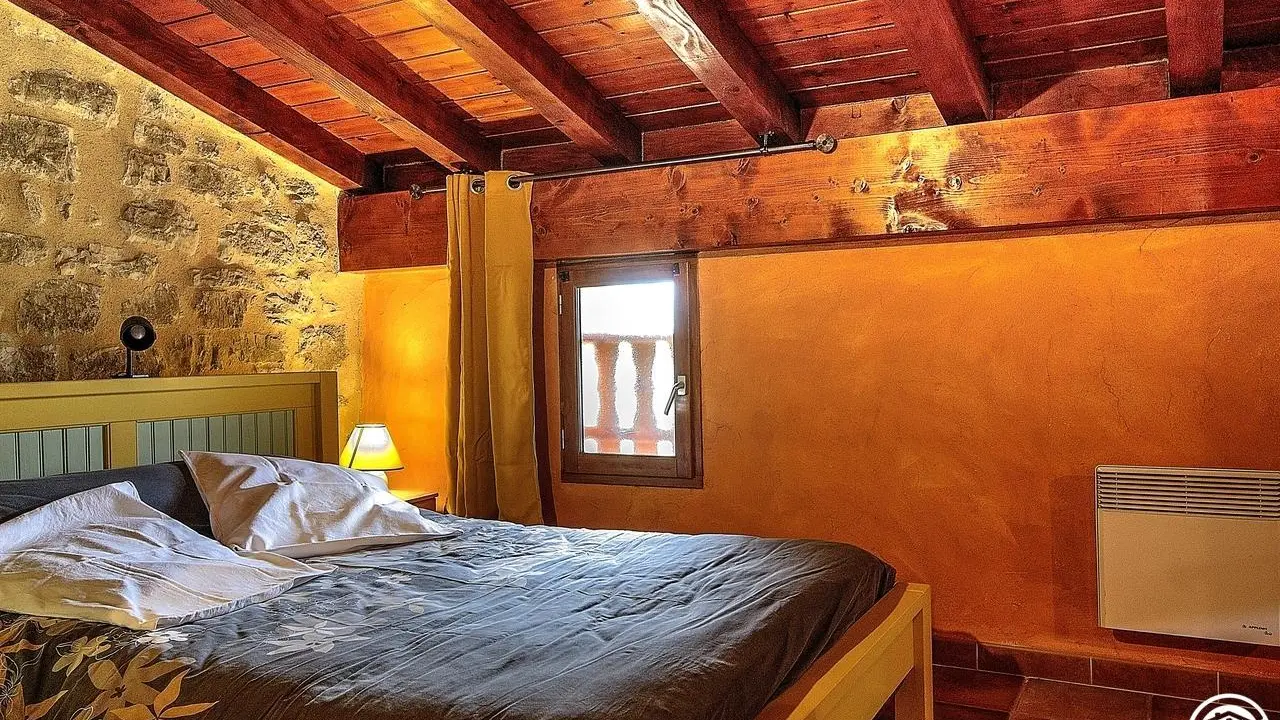 Au 1ère étage : 1 chambre avec 1 lit double