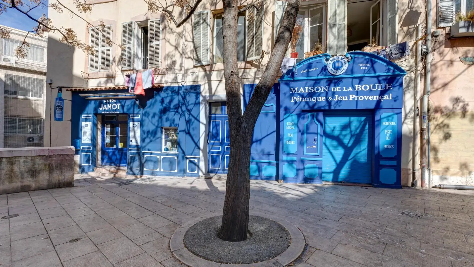 la place des 13 coins où se situe le gîte