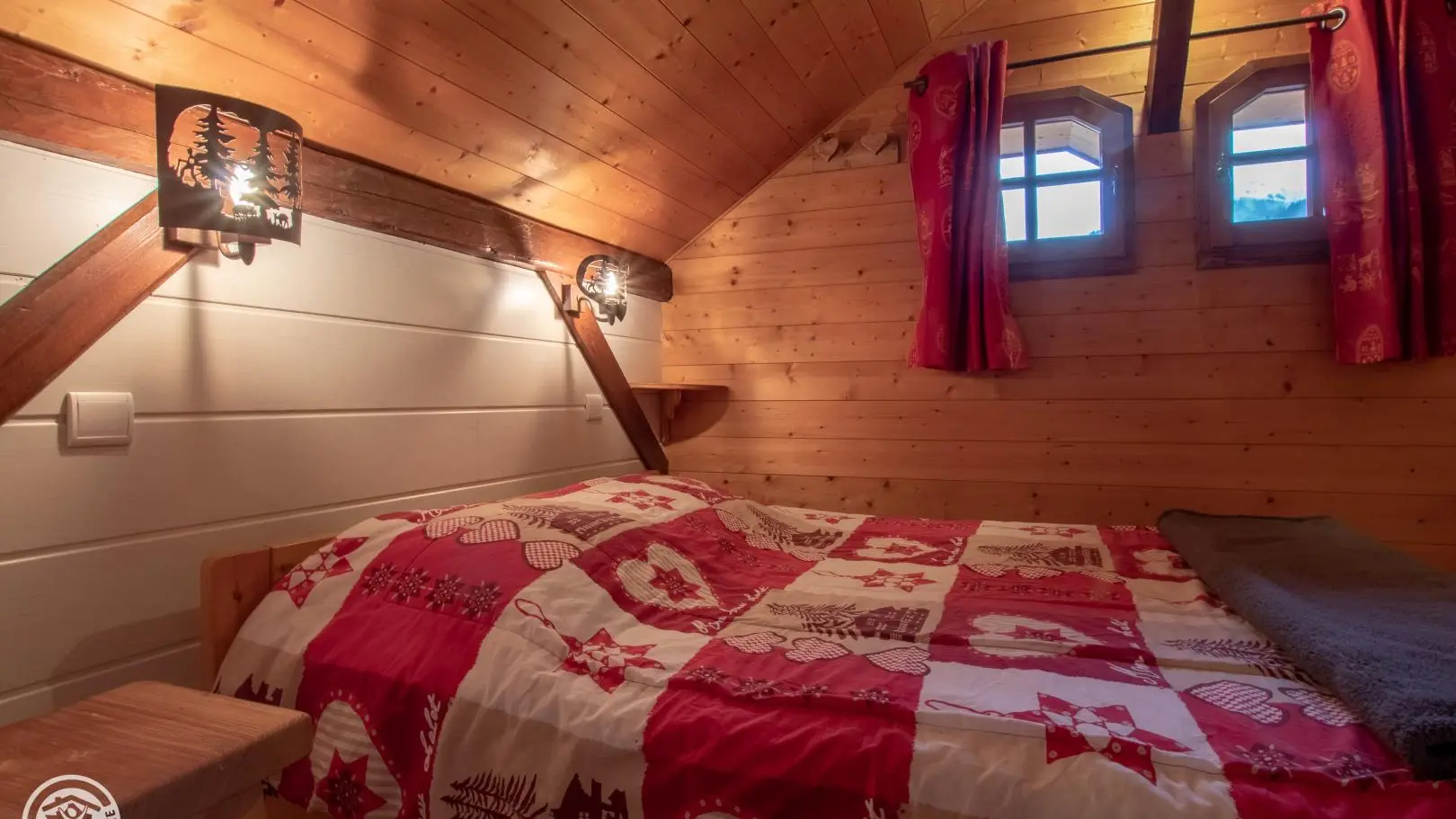 Petite chambre avec 1 lit 140 et de grands placards.