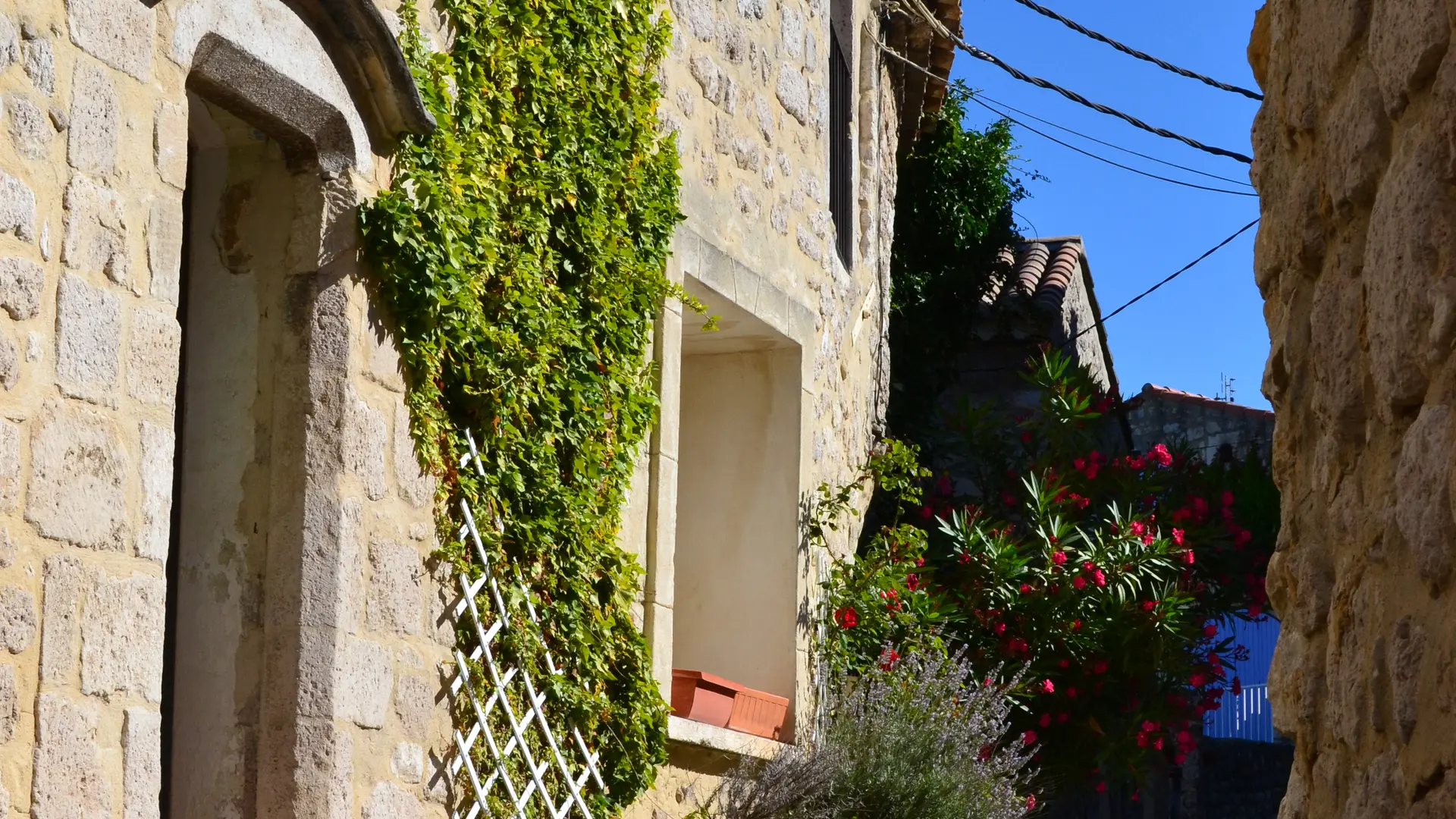 Intérieur village La Garde-Adhémar