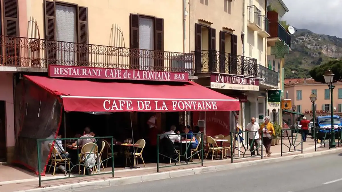 Terrasse le café de la fontaine