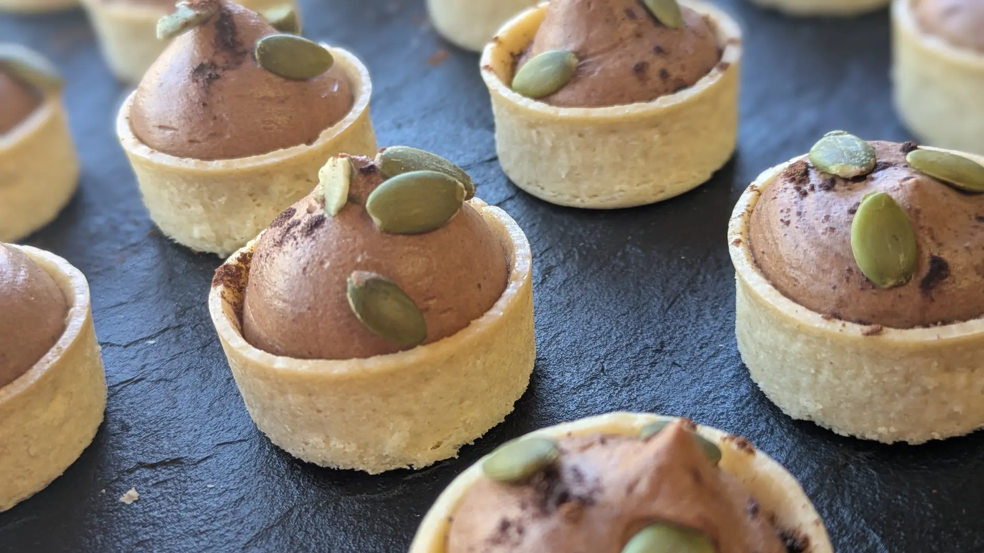 Tartelette pralin de graines de courges ganache chocolat