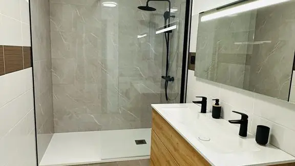 salle de bain entièrement rénovée