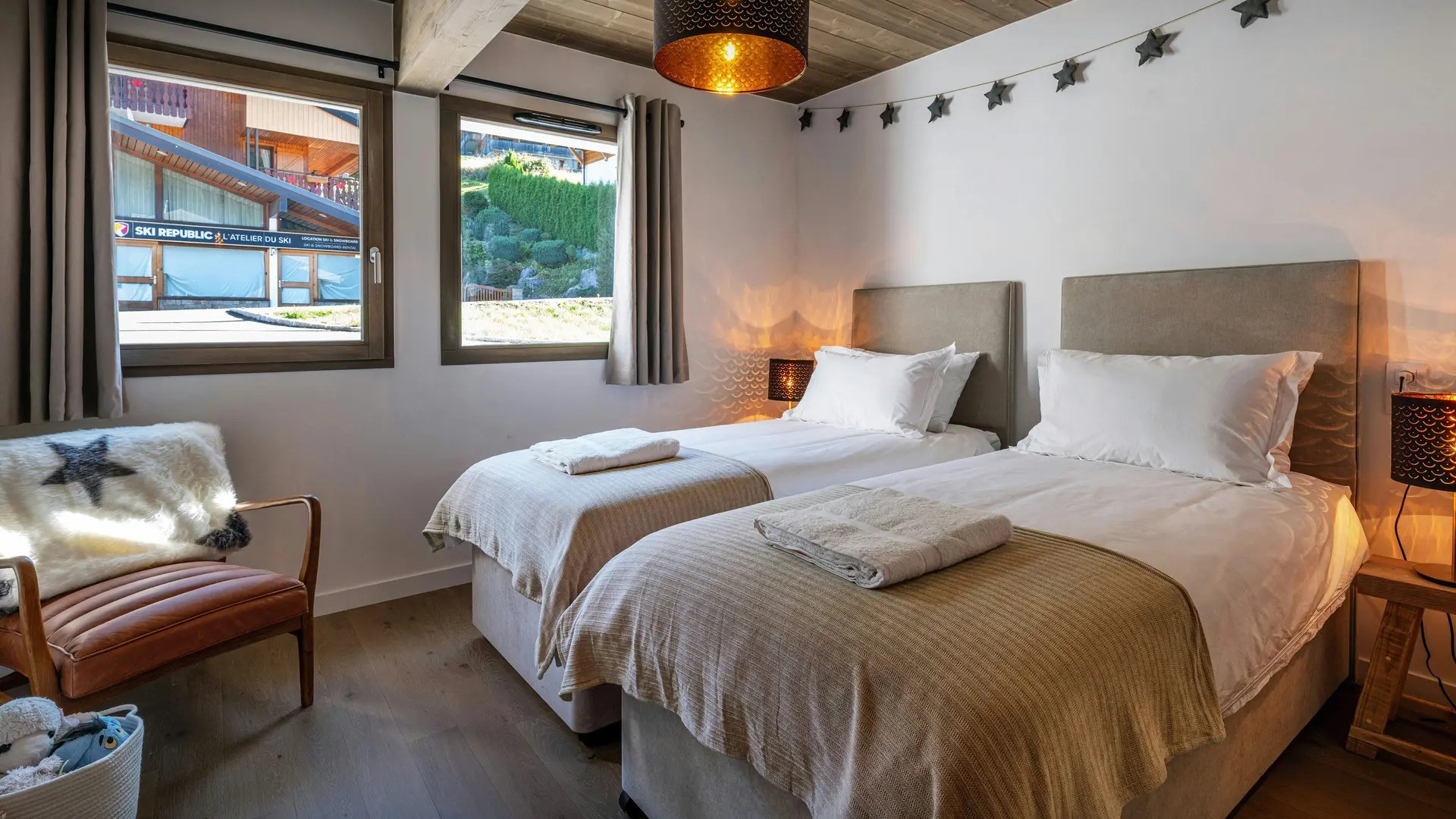 Chambre twin avec deux grandes fenêtres