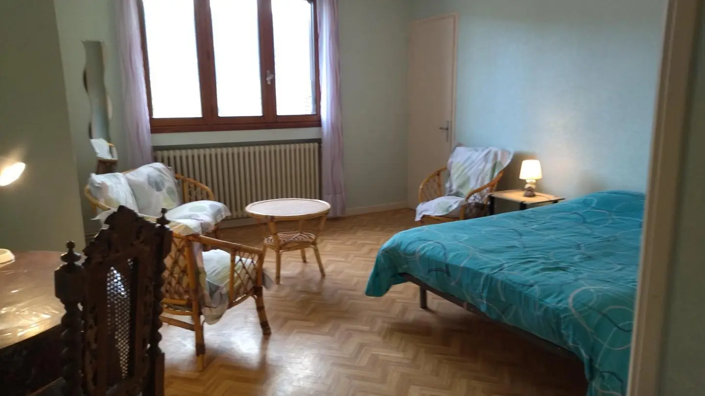Charbemene : chambre au 2ème étage 1 lit de 140