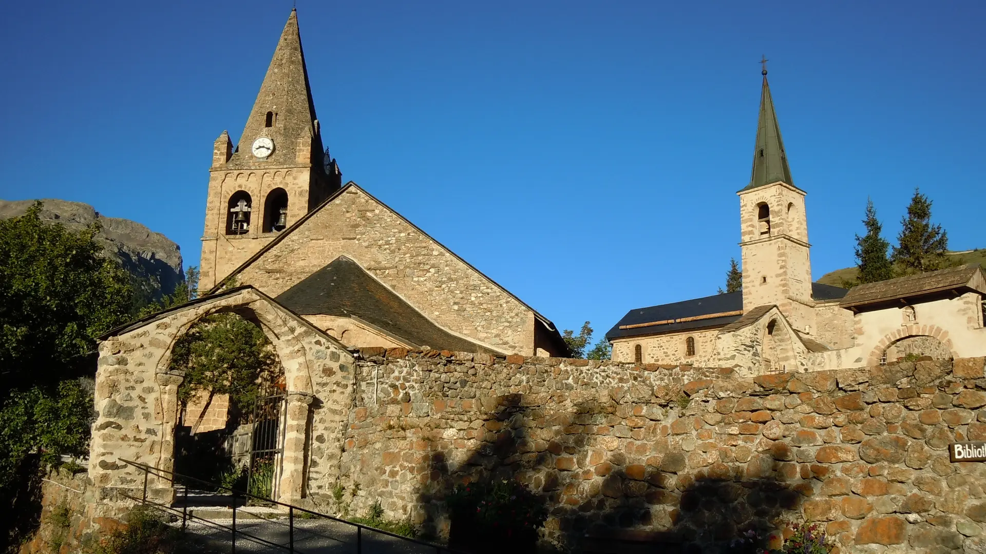 Entrée principale pour accéder au cimetière ainsi qu'à l'église et la chapelle - La Grave