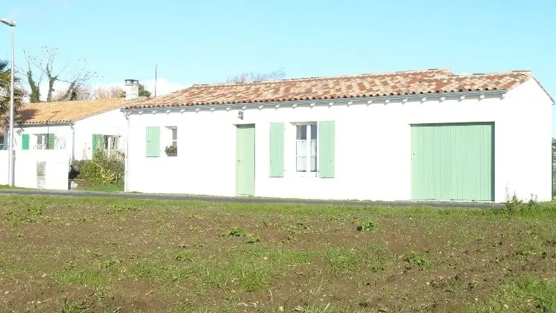 Les Jaunelles, Fassade zur Straßenseite