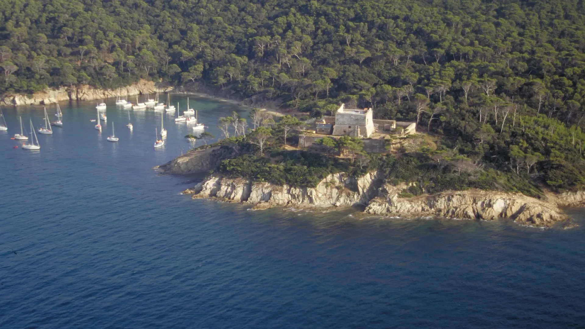 Vue aérienne du fort et de la baie de l'Alycastre