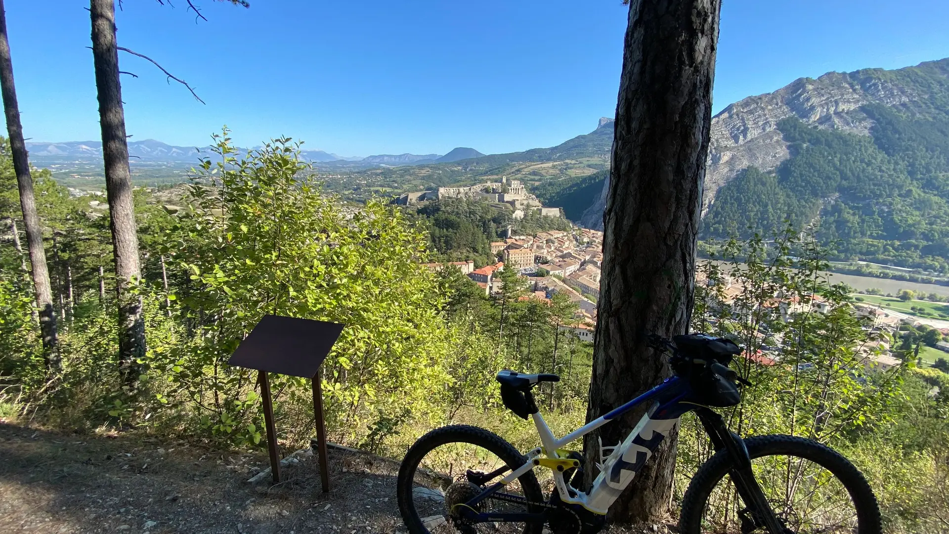 Vue plongeante sur la citadelle de Sisteron