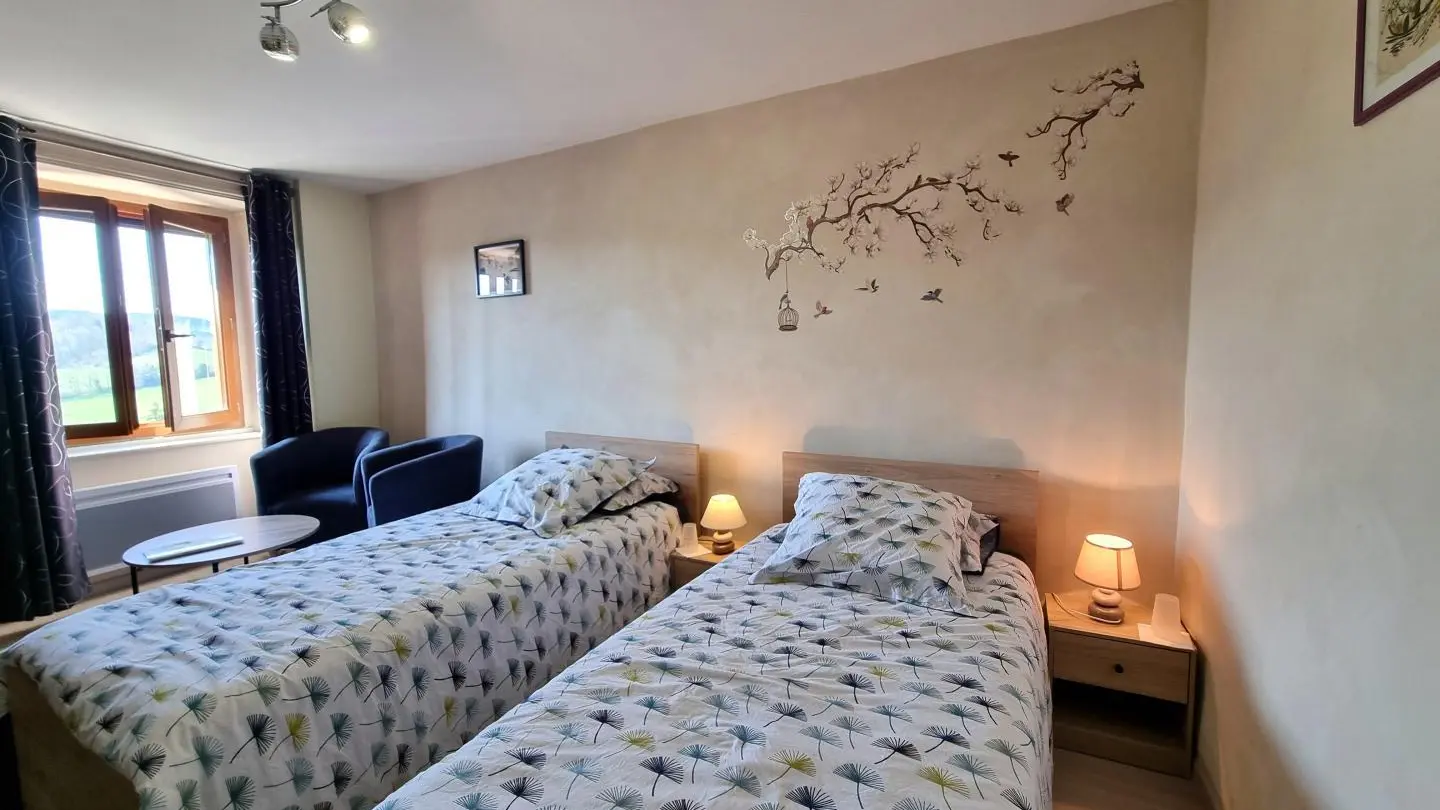 La chambre Les Pinsons se compose de deux lits 90x190 et d'une salle d'eau privative située en face, sur le palier. La salle d'eau étant sur le palier, des peignoirs et chaussons sont mis à votre disposition.