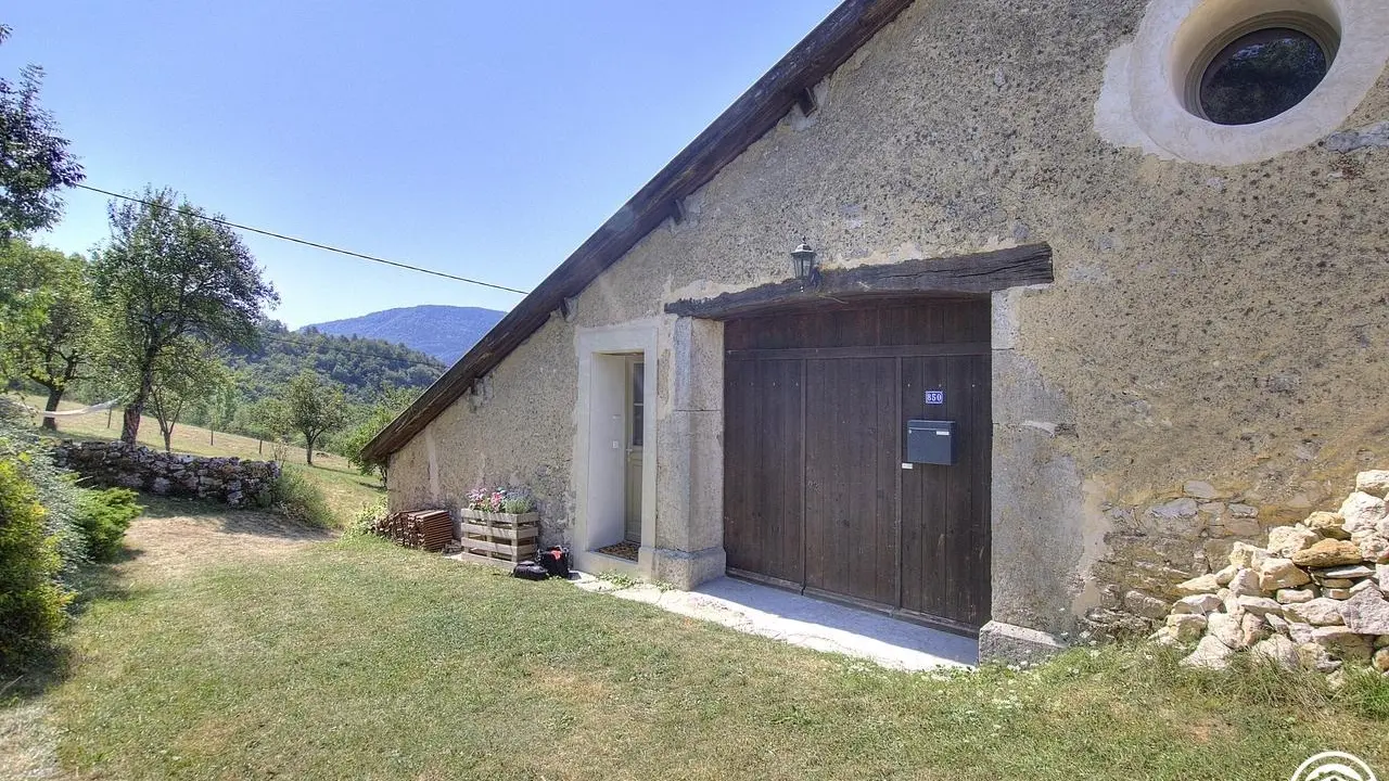 L'entrée du gîte se fait par la petite porte