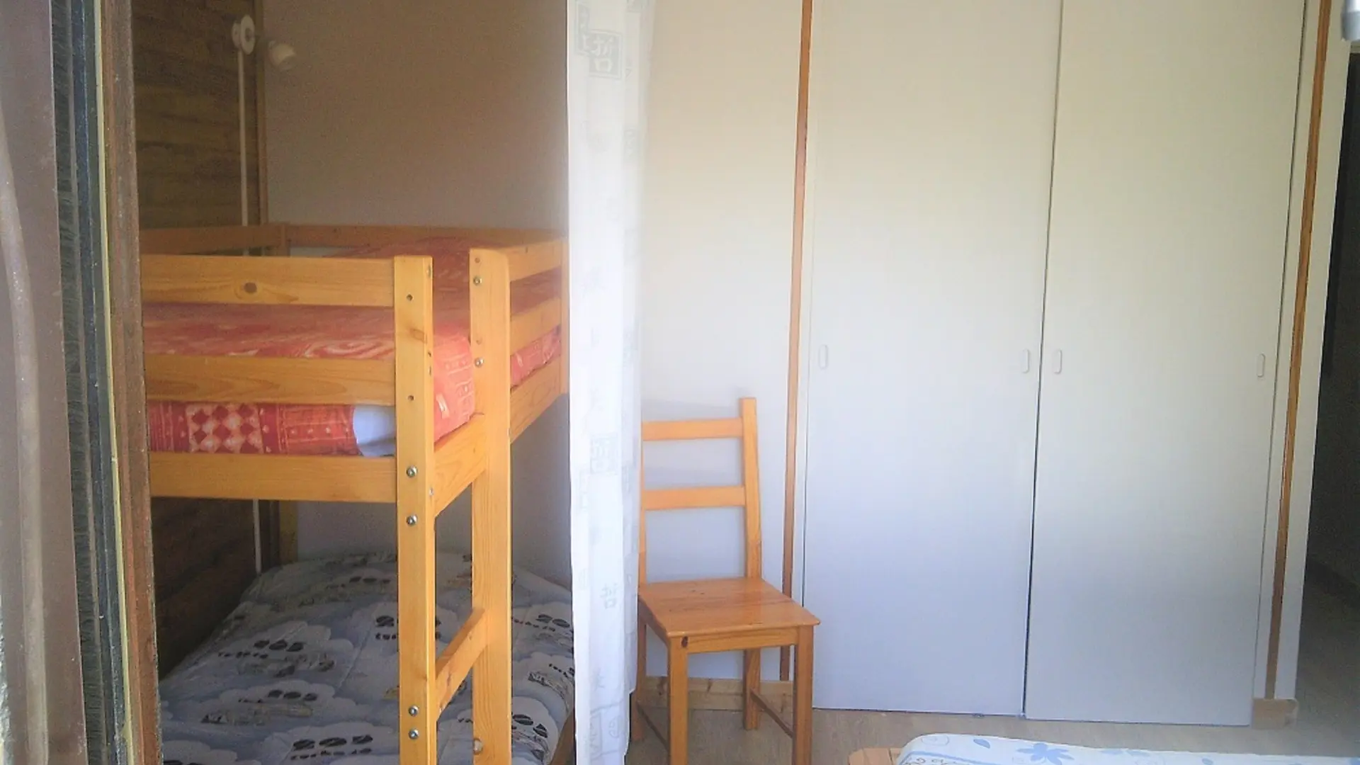 Chambre 2 : 2 lits 1 place superposés