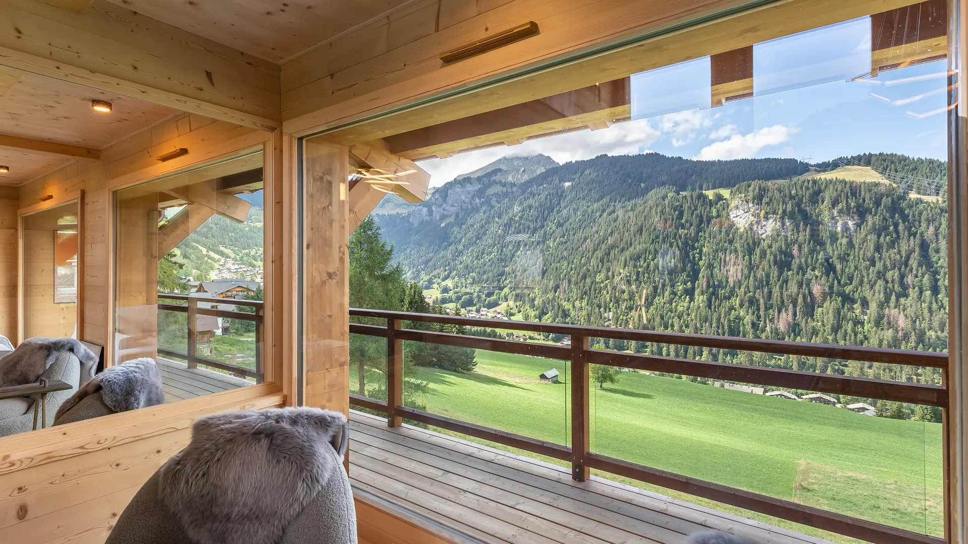 Vue depuis le salon sur le village et les montagnes