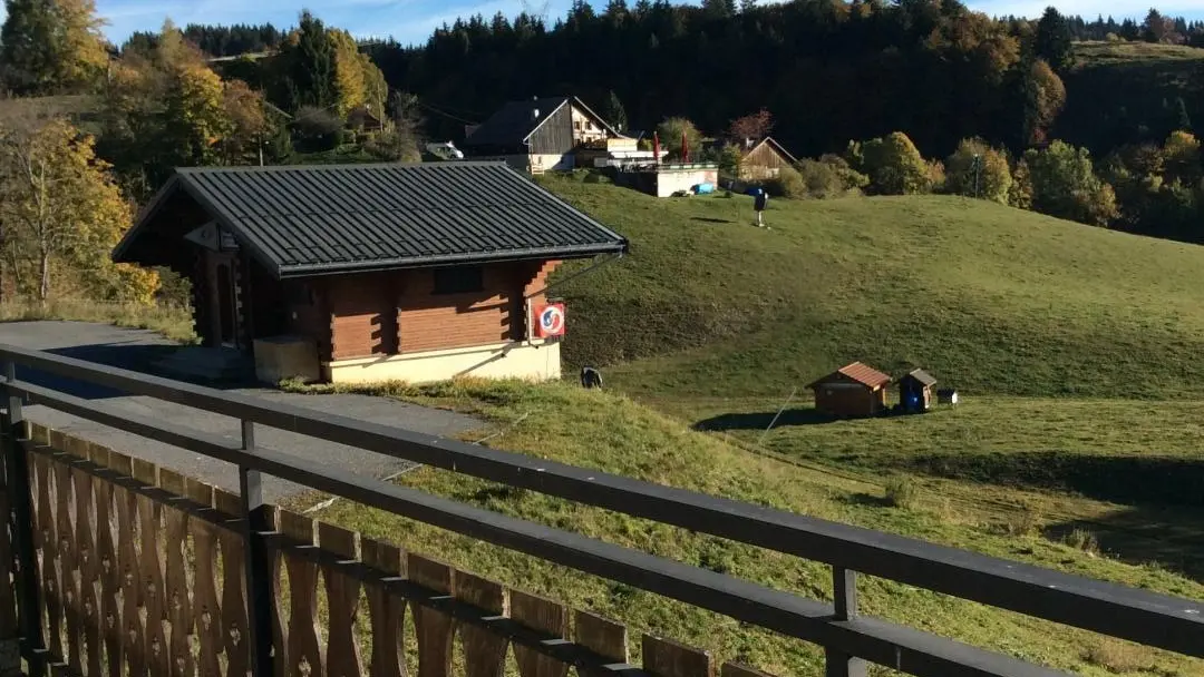 A côté du chalet, l'école de ski.