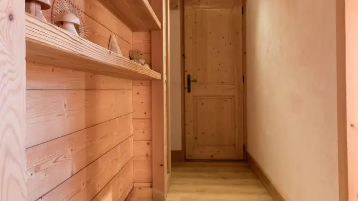 accès à l'étage et aux 5 chambres