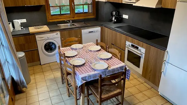 Cuisine équipée avec grande table pour manger