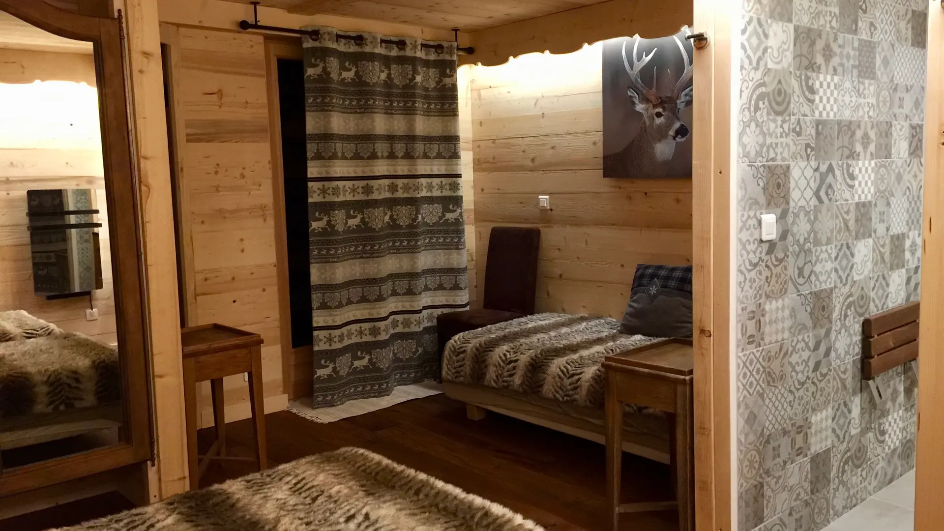 Chambre triple avec sa salle de bains
