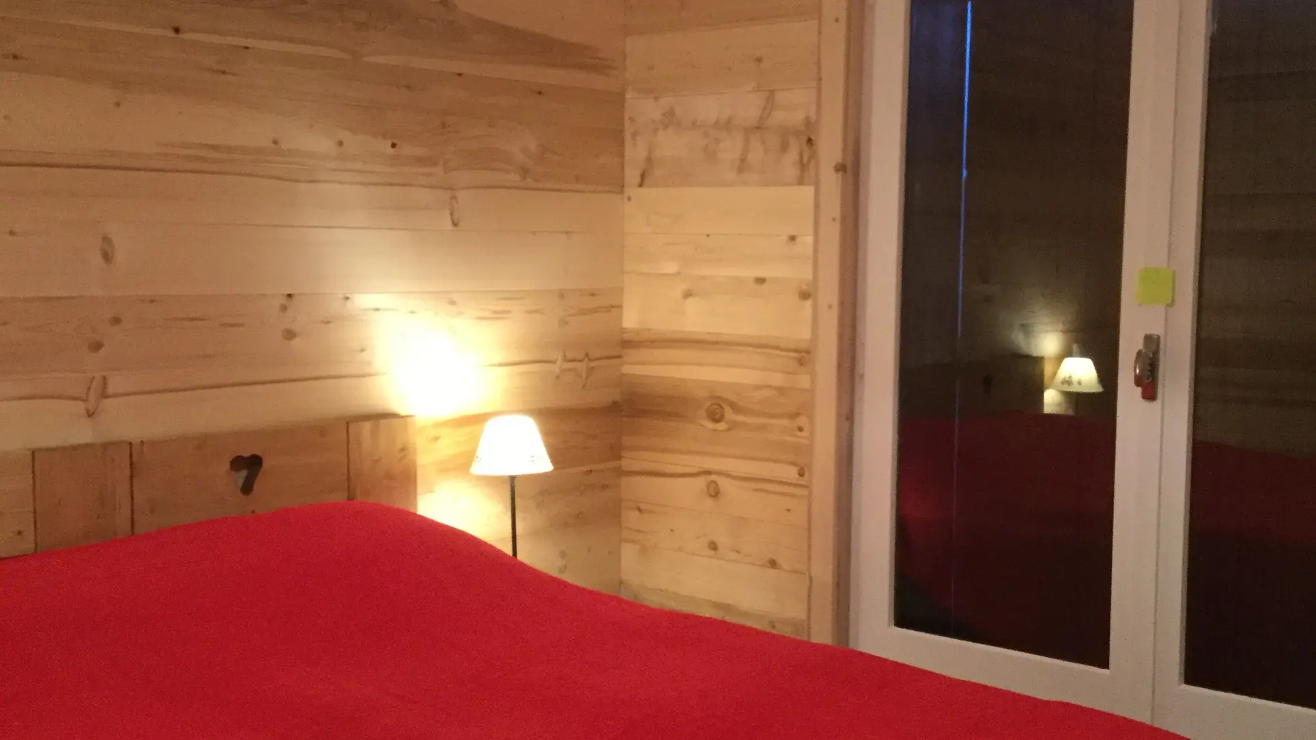 Chambre avec lit double