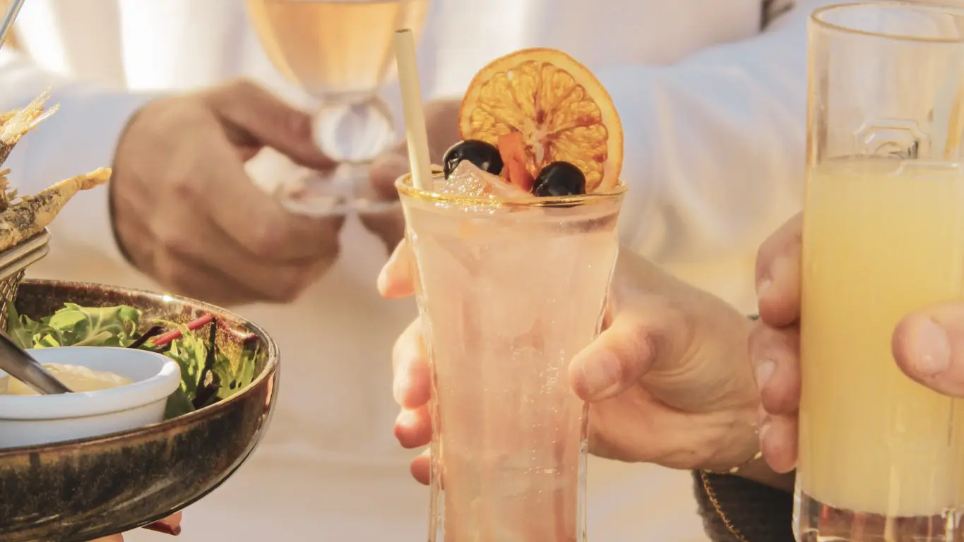 RESTAURANT sur le port, bonne ambiance, apéritif et pétanque, villefranche-sur-mer pizzeria, restaurant cool