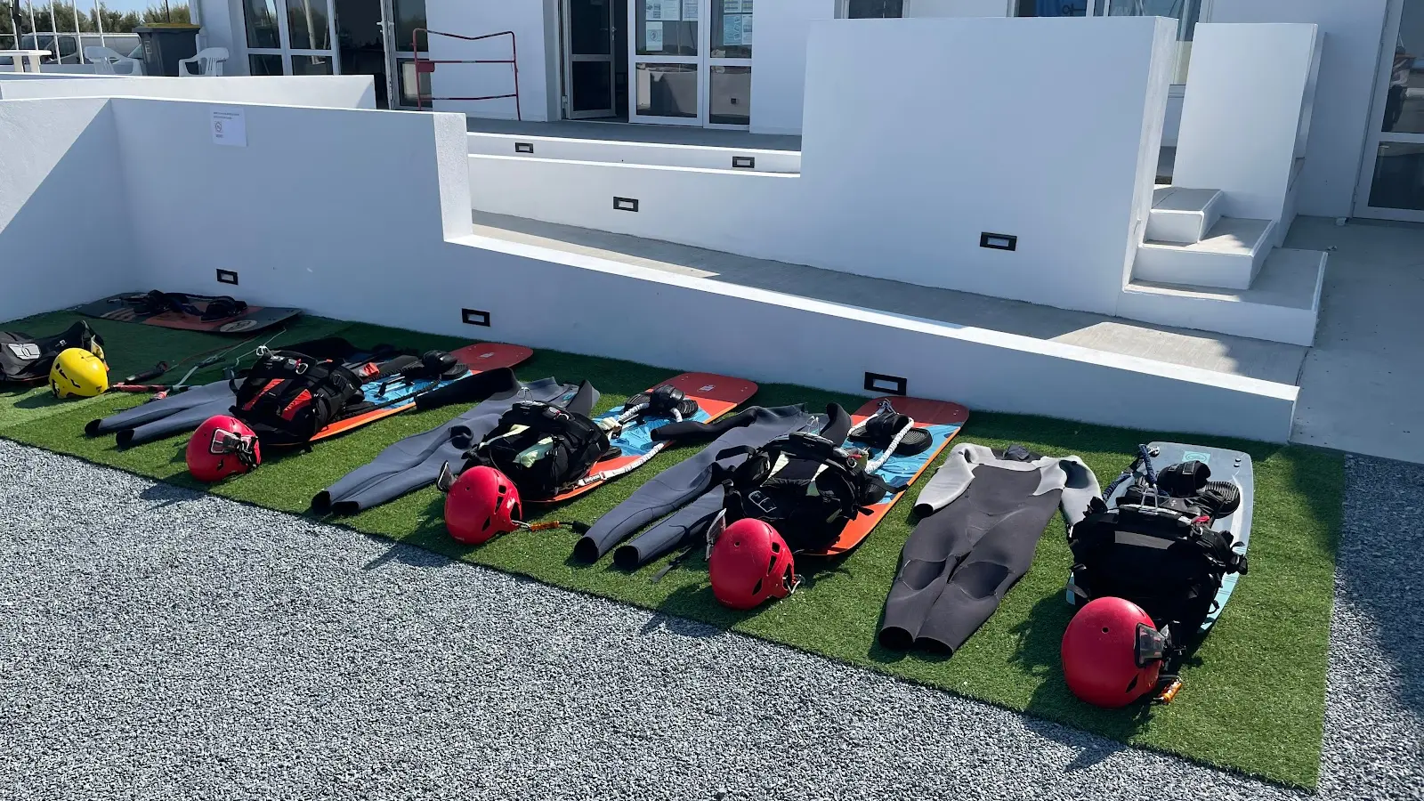 Mise en place avant un cours à l'école de surf