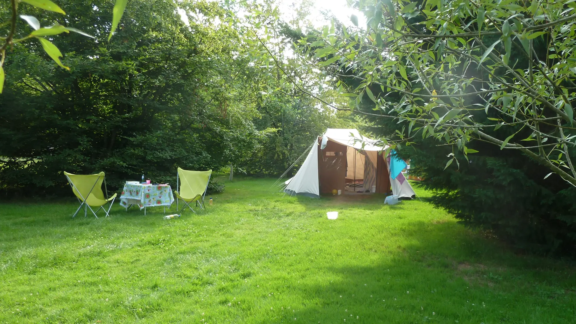 Emplacement vaste et arboré