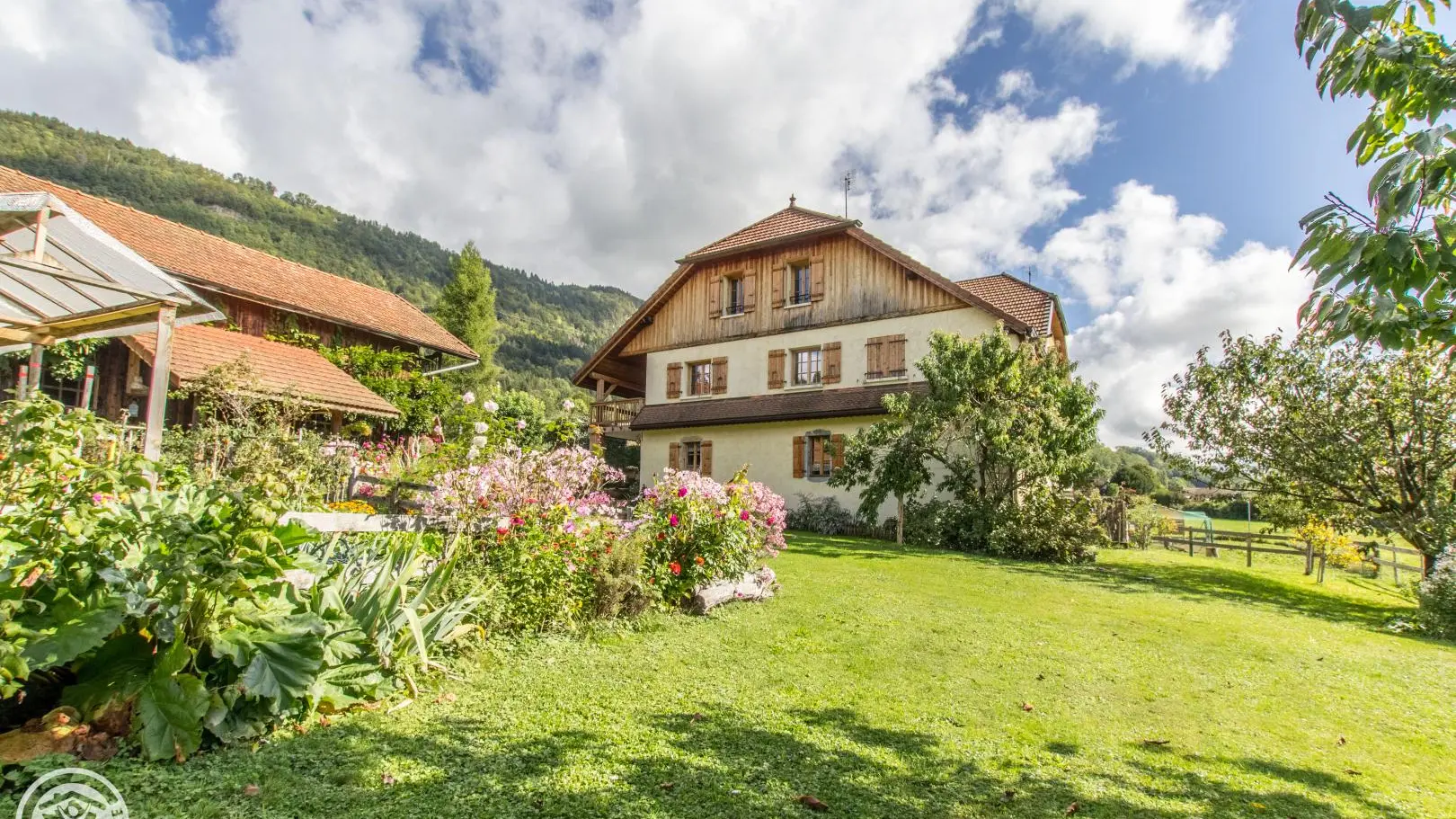Gîte en 2ème étage (partie boisée).
Vaste terrain commun autour de l'hébergement