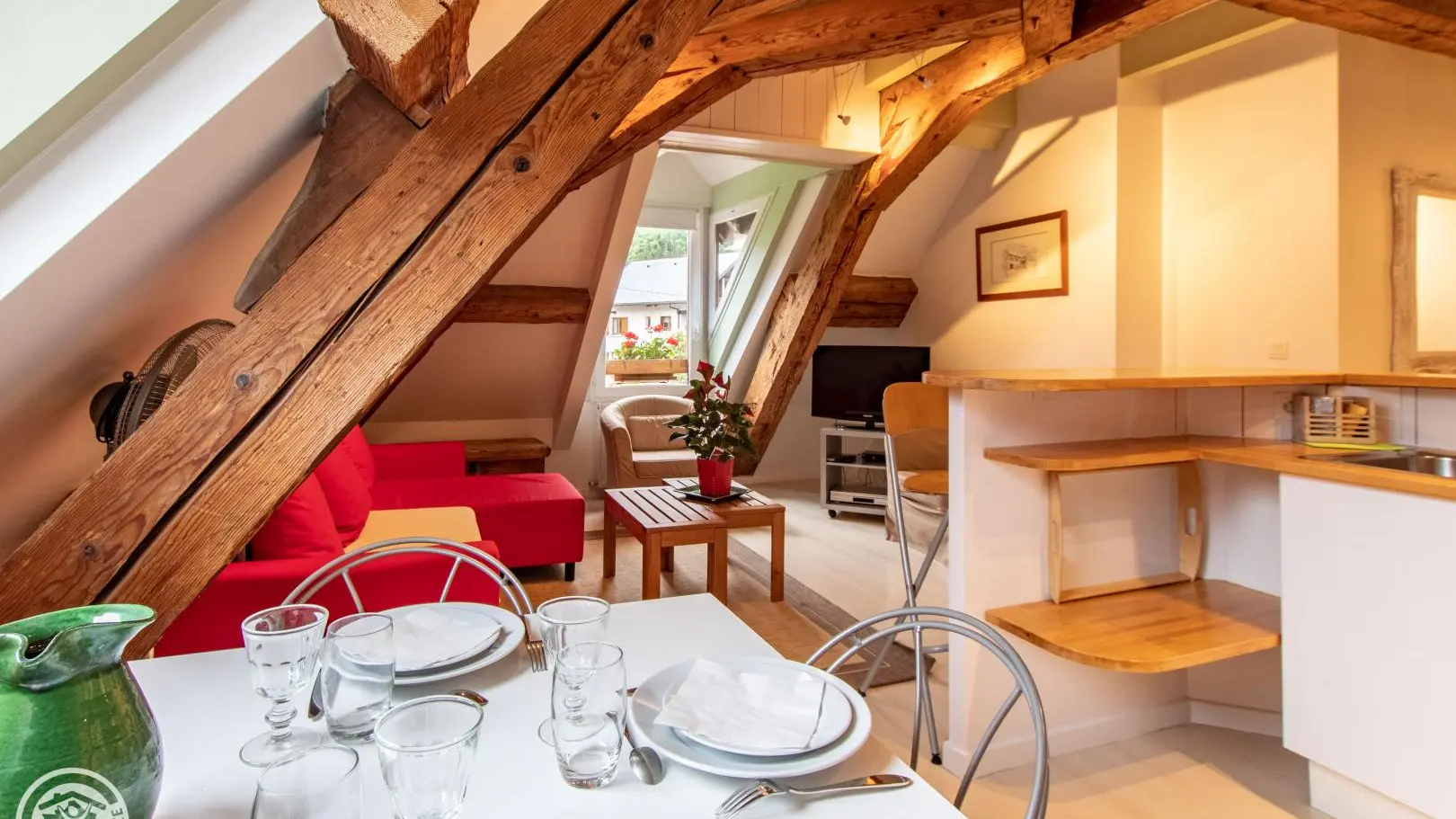 Espace repas dans cuisine ouverte