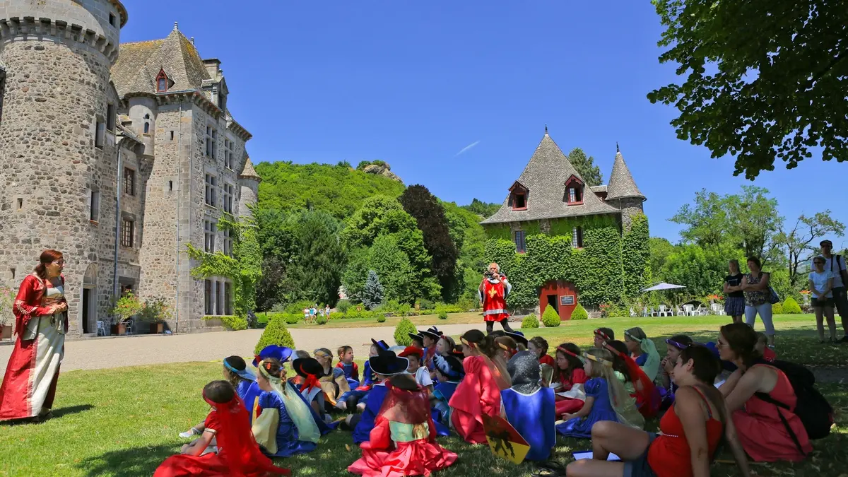 Les enfants en costume