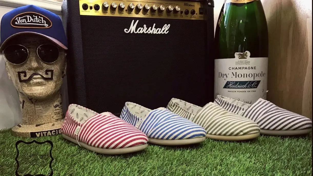 Les espadrilles de la Boutique et les garçons