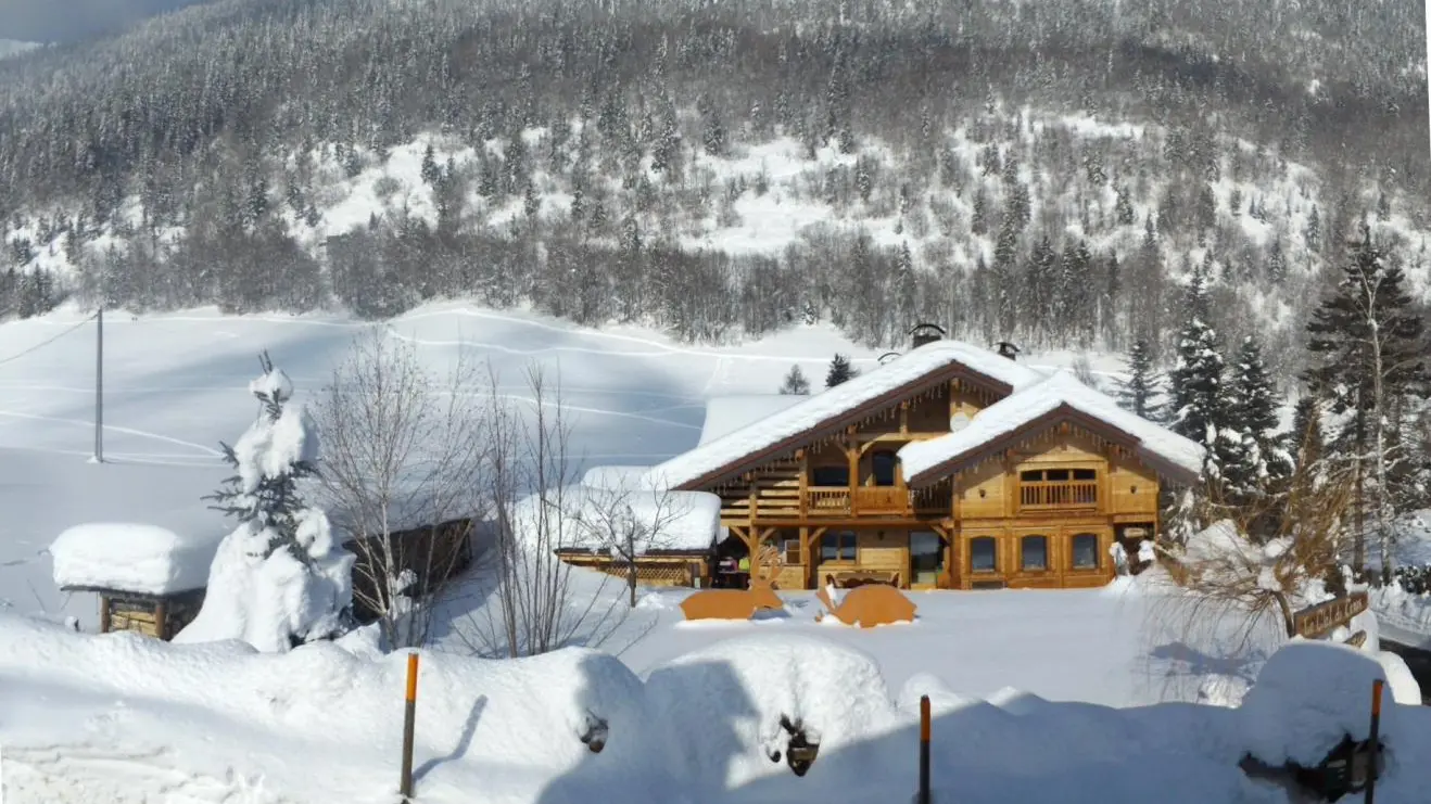 Notre chalet sur fond de montLACHAT avec les pistes de fond et raquette