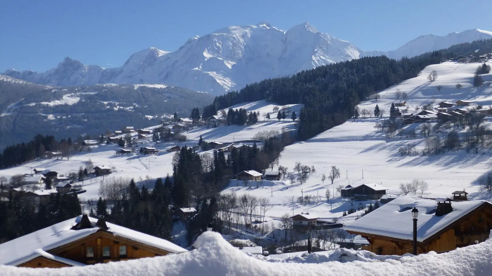 Vue depuis l'appartement sur toute la chaine du Mont-Blanc.