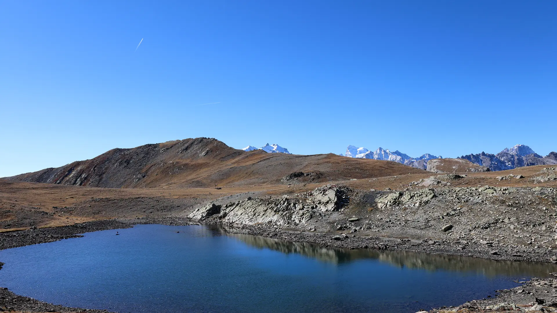 Lac de la Mine avec le massif des Ecrins en toile de fond