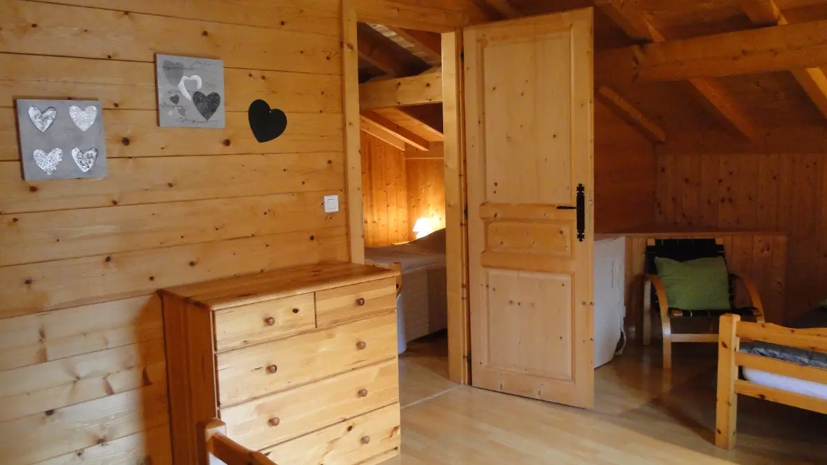 Location d'un chalet entre lac et montagne à Bernex - Chambre à l'étage