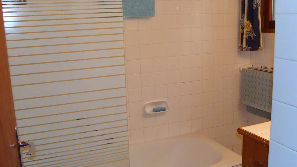 Salle de bains carrelée avec baignoire