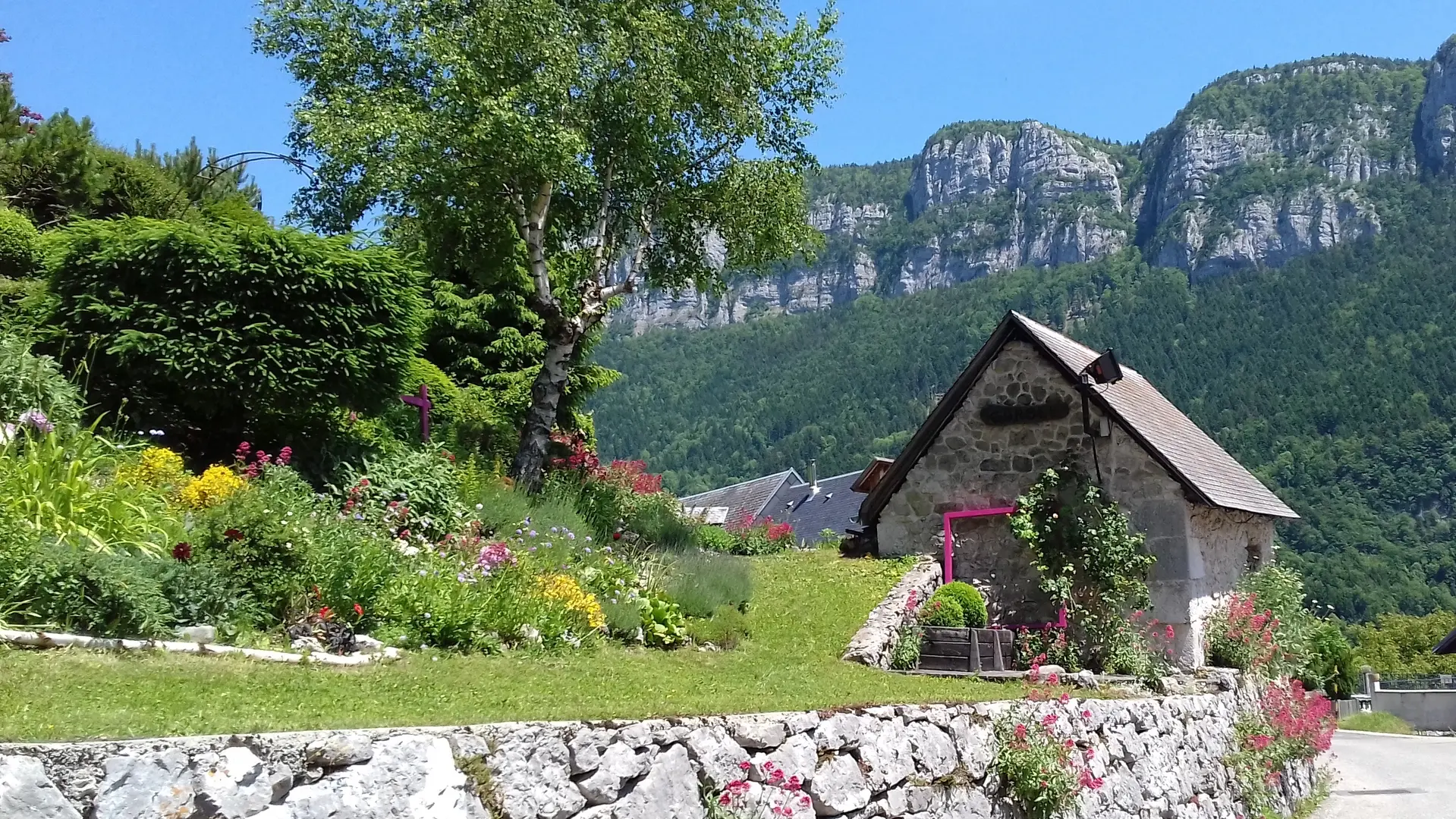 Le jardin depuis la route