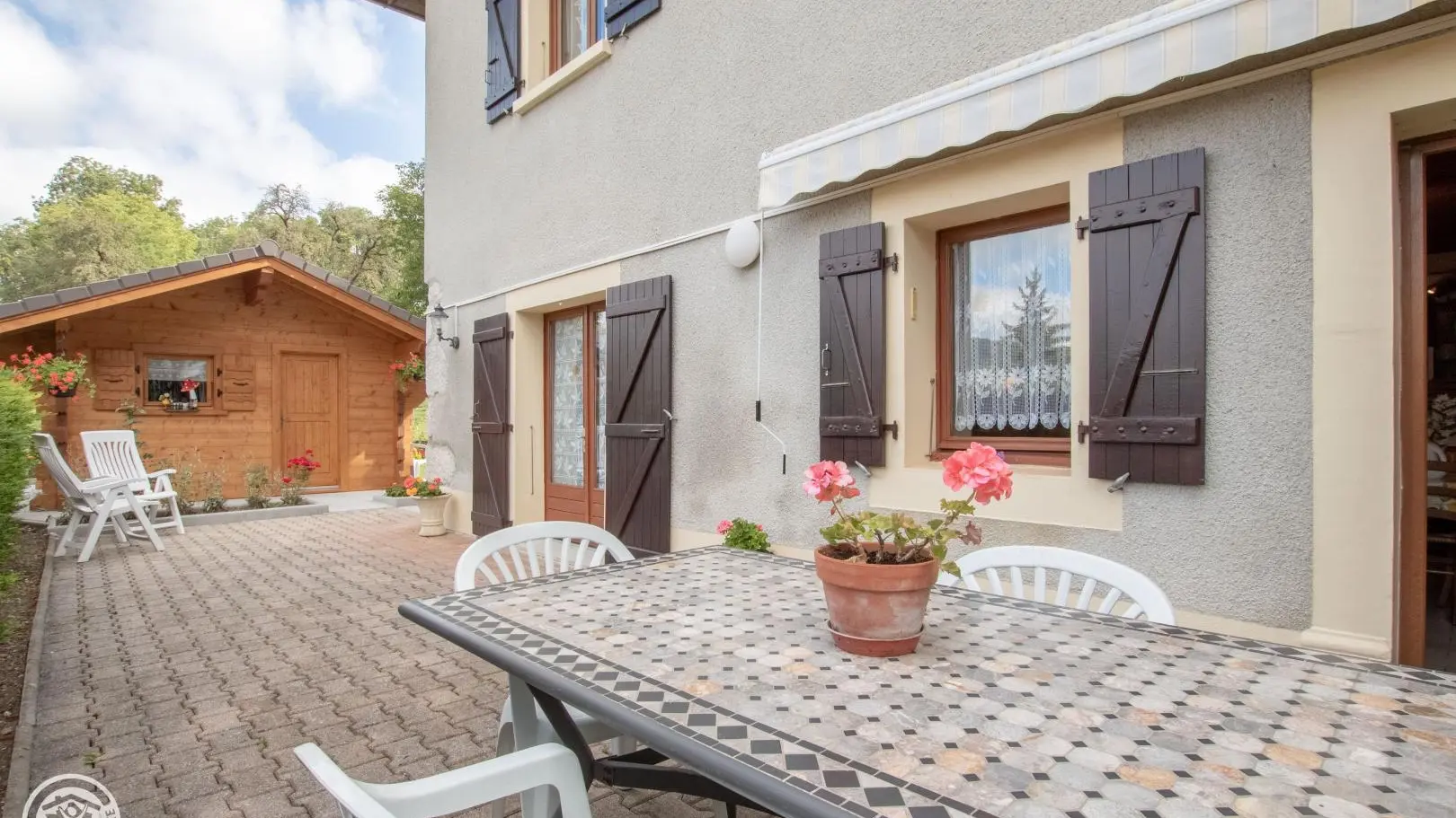 Terrasse très agréable pour profiter du soleil de l'après midi.