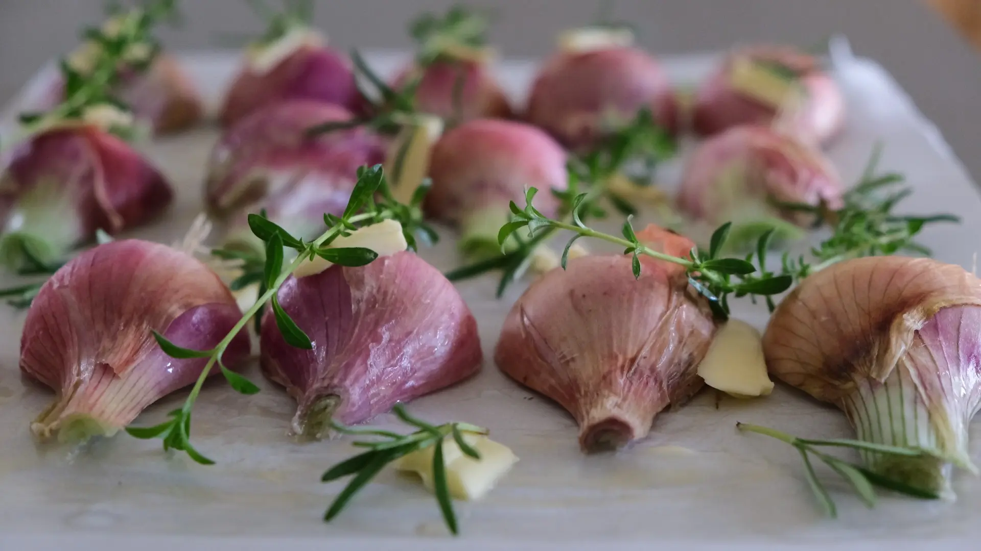 Kräuterzwiebeln, die bereit sind, in den Ofen geschoben zu werden