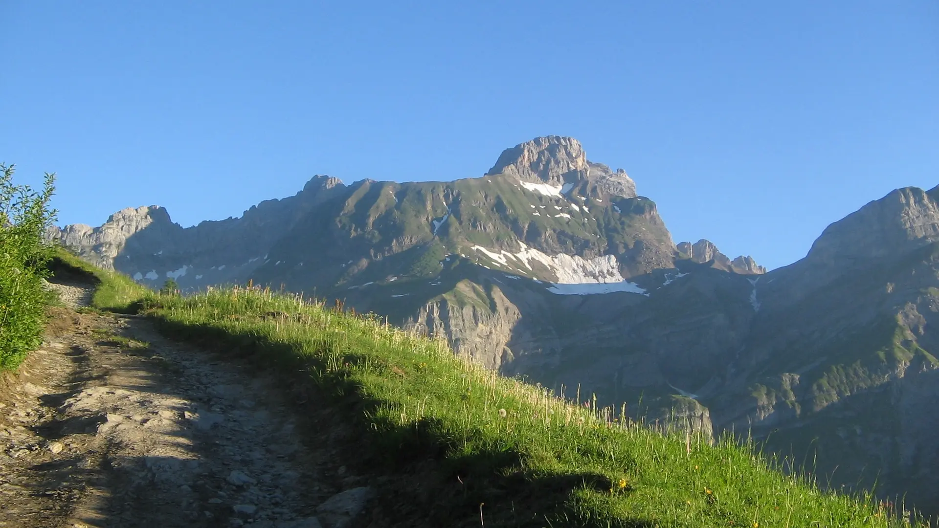 Montée à Tête noire et vue sur les 4 Têtes en arrière plan