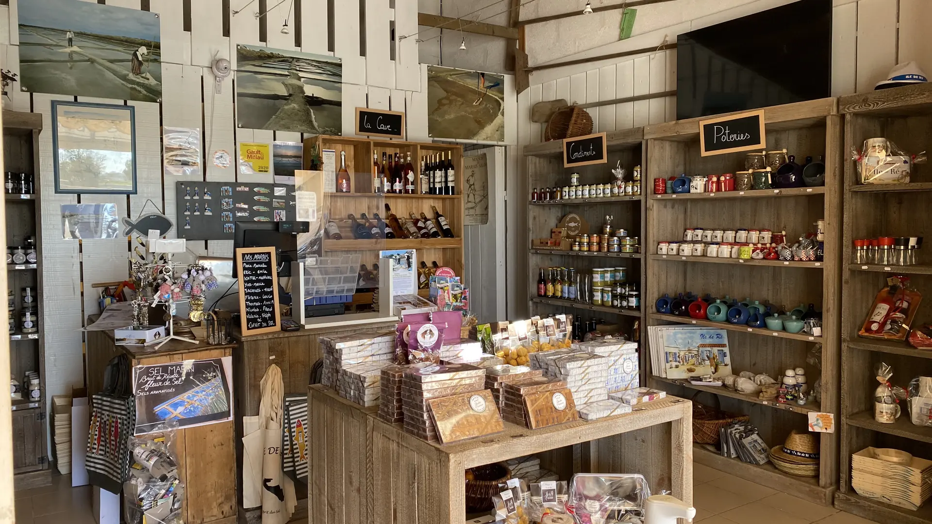 Intérieur de la boutique Esprit du Sel de Saint-Clément