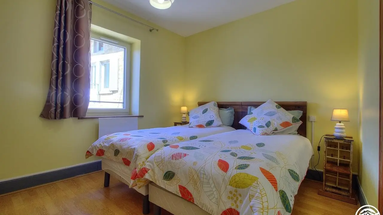 chambre équipée de deux lits en 90*190 qui peuvent se rapprocher.