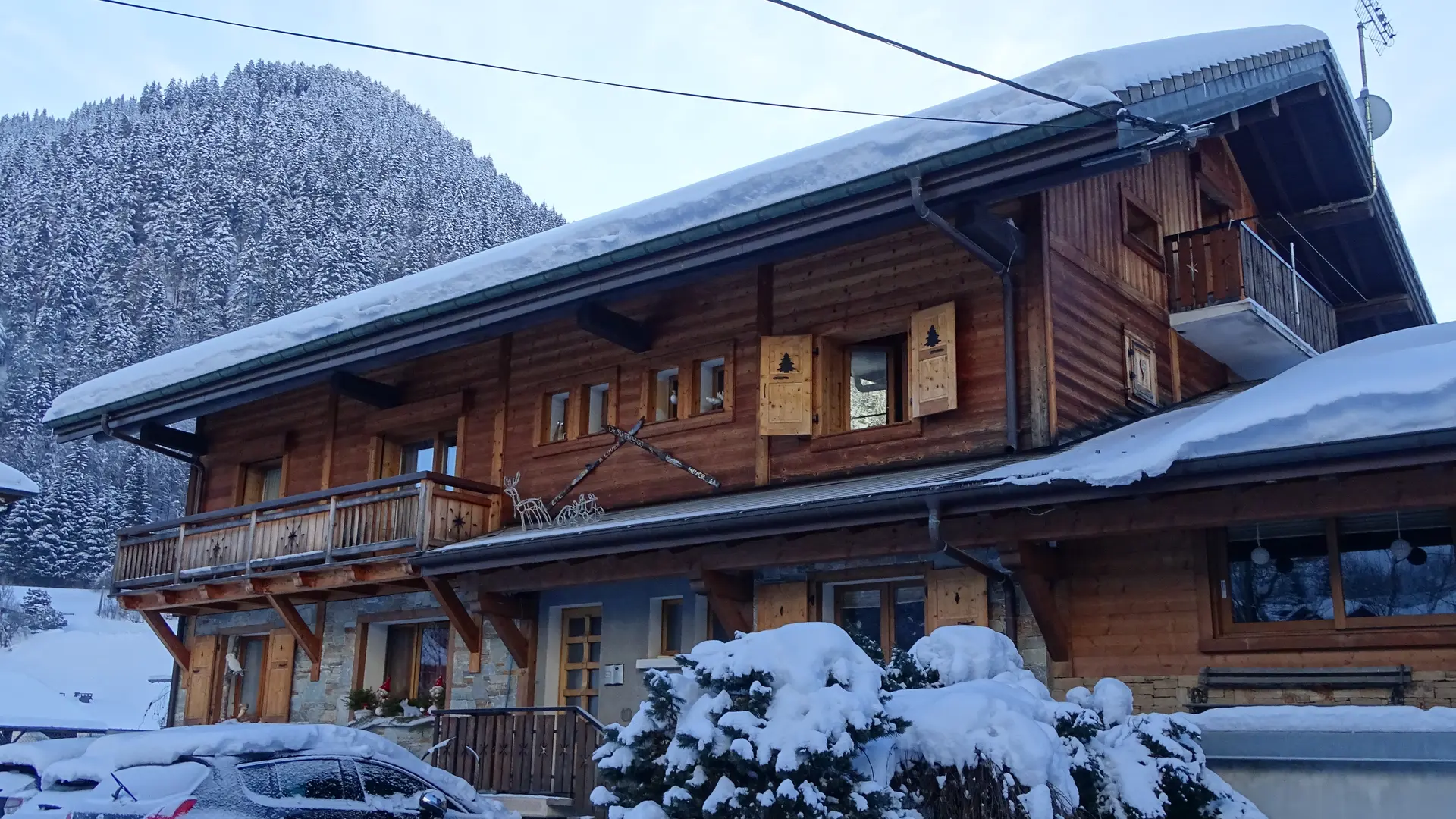 Extérieur chalet hiver avec parking